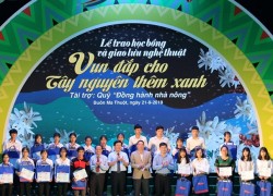 Hình ảnh Lễ trao học bổng cho tân sinh viên 5 tỉnh Tây Nguyên