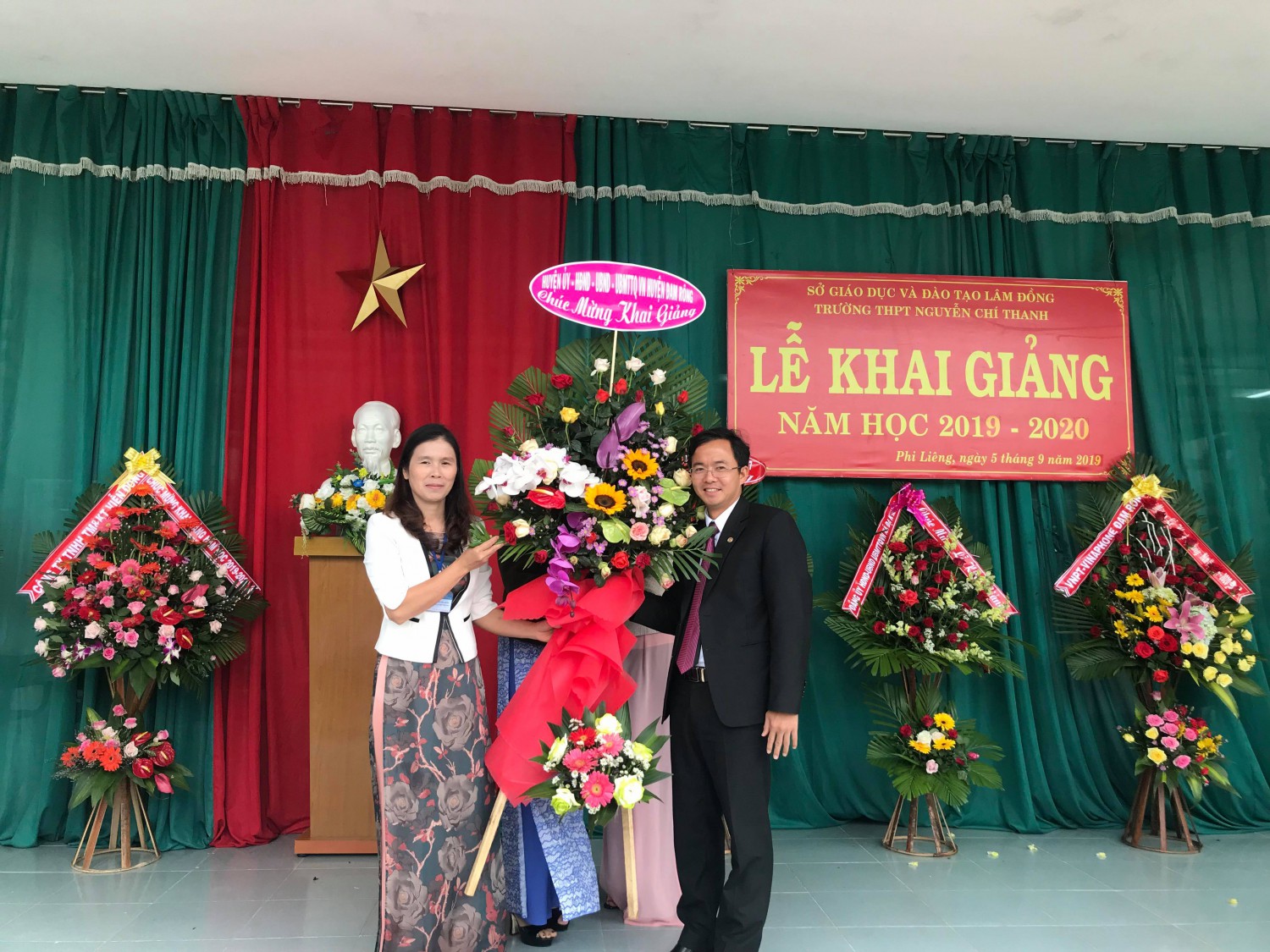 Đ/c Nguyễn Văn Lộc bphos bí thư thường trục huyện ủy tặng hoa chúc mừng ủy
