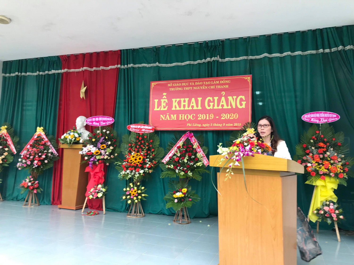 Cô Lê Thị Thu Hằng , Bí thư chi bộ, hiệu trưởng nhà trường - Báo cáo thành tích trong năm học 2018 - 2019