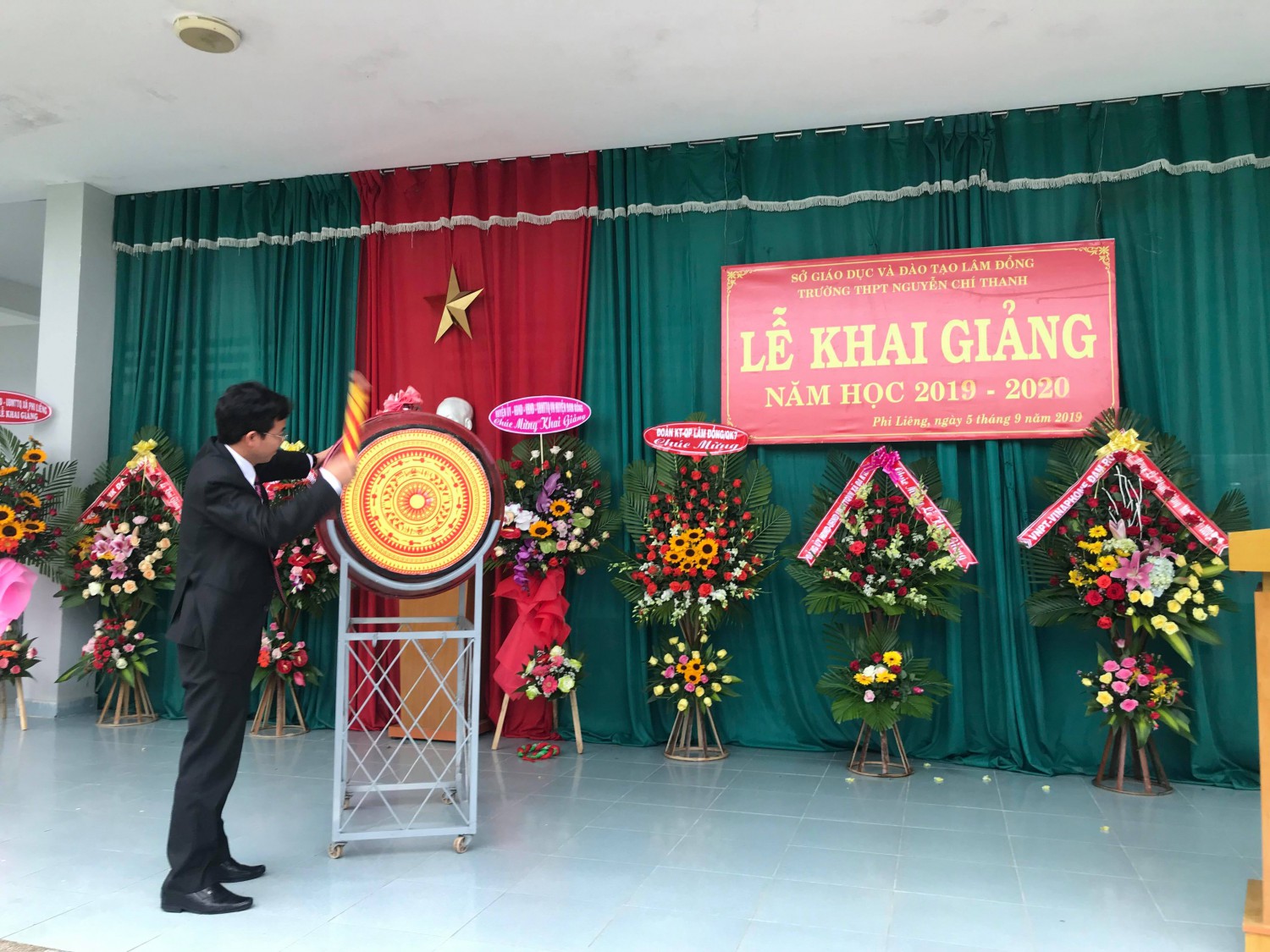 Đồng chí Nguyễn Văn Lộc - Phó bí thư thường trực huyện Đam Rông, đánh trống khai giảng năm học mới