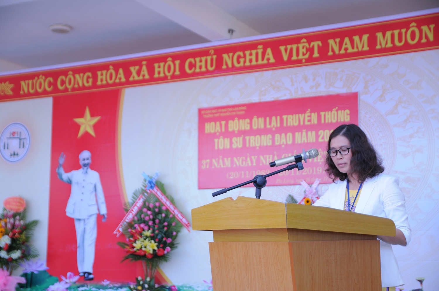 Cô Lê Thị Thu Hằng - Bí thư chi bộ, hiệu trưởng nhà trường đọc diễn văn chúc mừng