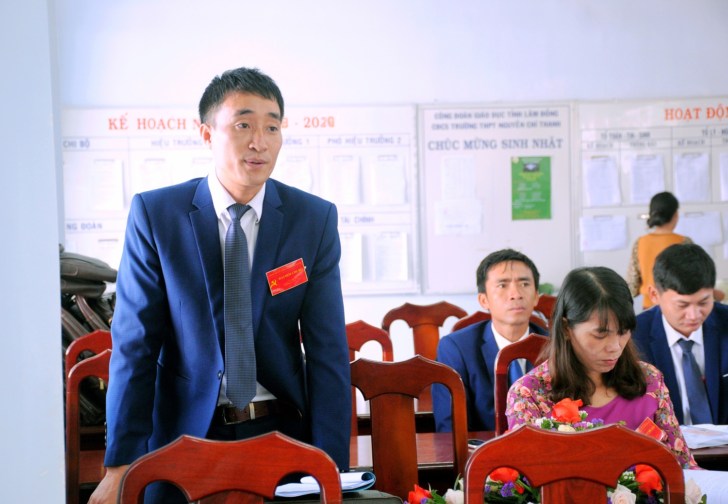 Đồng chí Võ Văn Thành - Giáo viên môn Ngữ Văn phát biểu, đóng góp ý kiến cho hội nghị