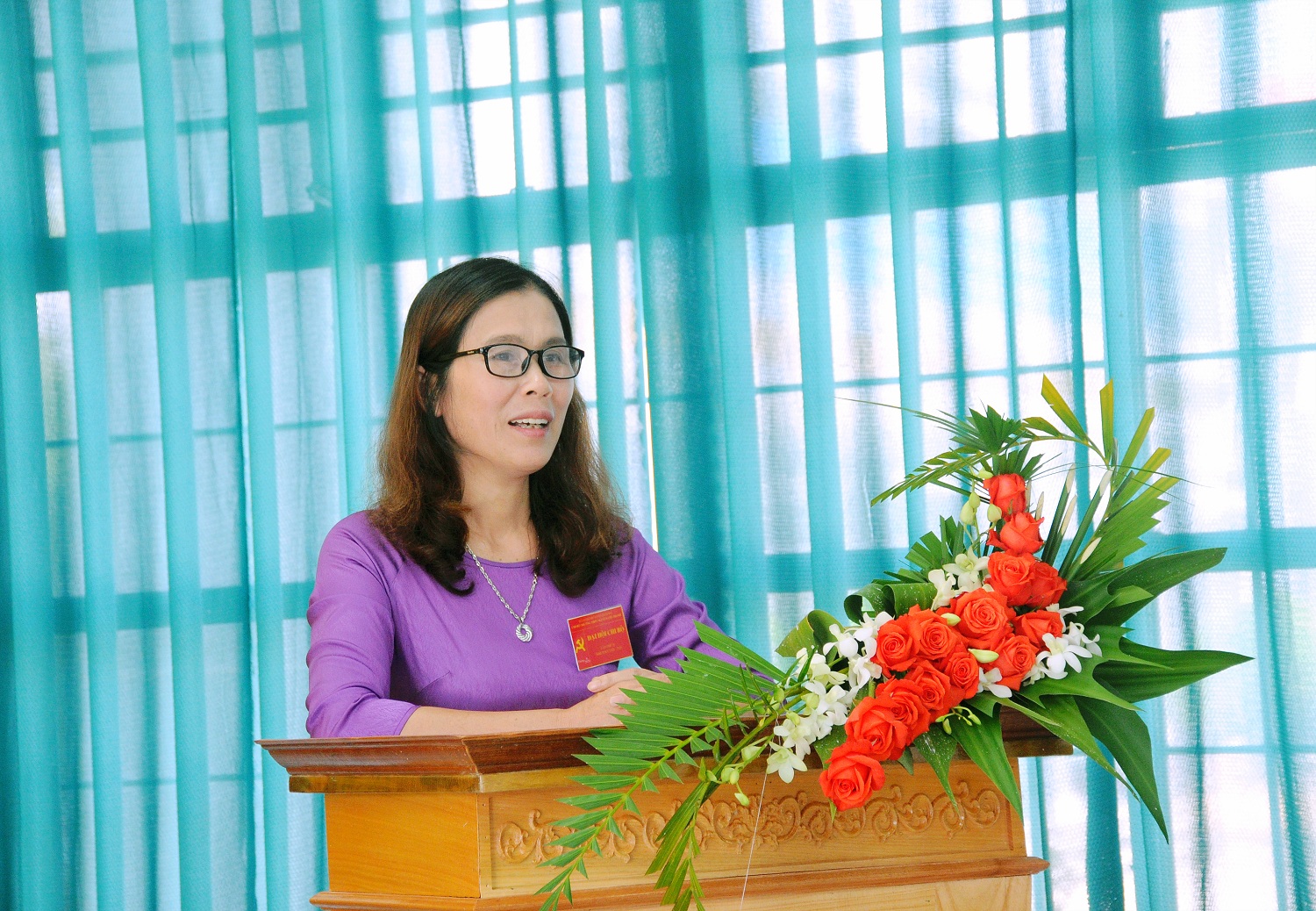 Đồng chí Lê Thị Thu Hằng, Bí thư chi bộ - Hiệu trưởng nhà trường đọc diễn văn khai mạc đại hội