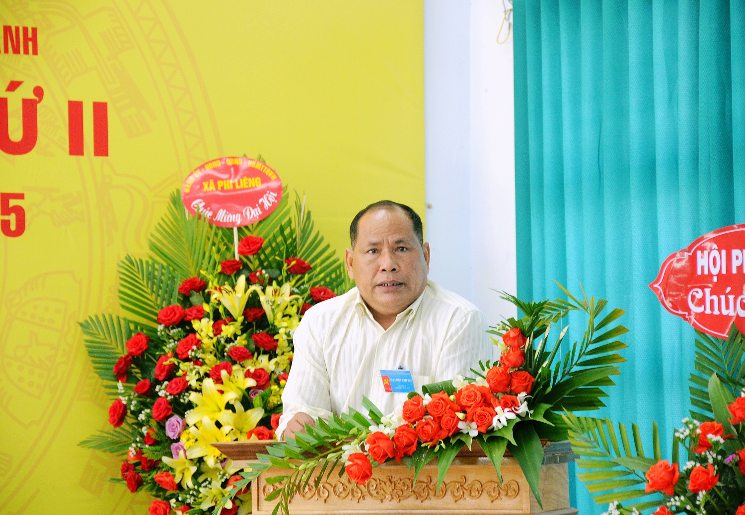 Đồng chí Liêng Hót Ha Hai – Huyện ủy viên, Phó Chủ tịch UBND huyện Đam Rông tặng hoa cho Đại hội