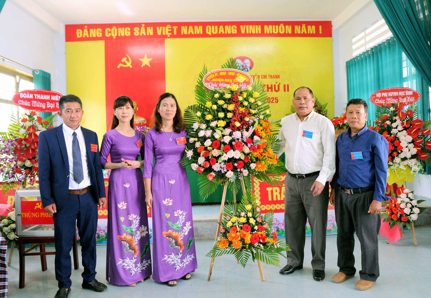 Đồng chí Liêng Hót Ha Hai – Huyện ủy viên, Phó Chủ tịch UBND huyện Đam Rông tặng hoa cho Đại hội