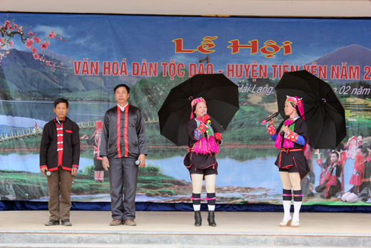 Người gieo con chữ cho đồng bào Dao Thanh Y ở Hải Lạng