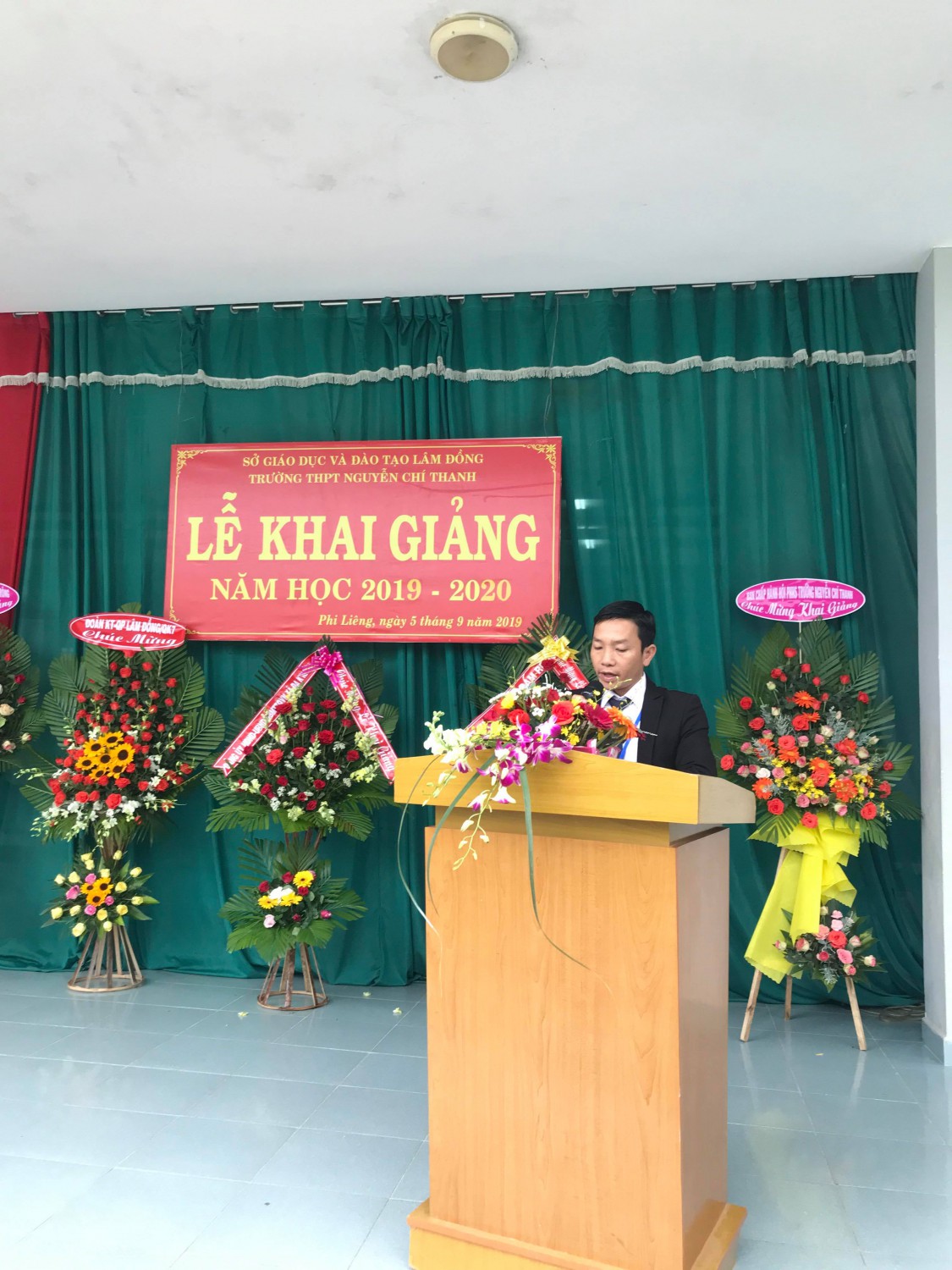 Thầy Đinh Công Uân - Phó bí thư chi bộ, phó hiệu trưởng nhà trường