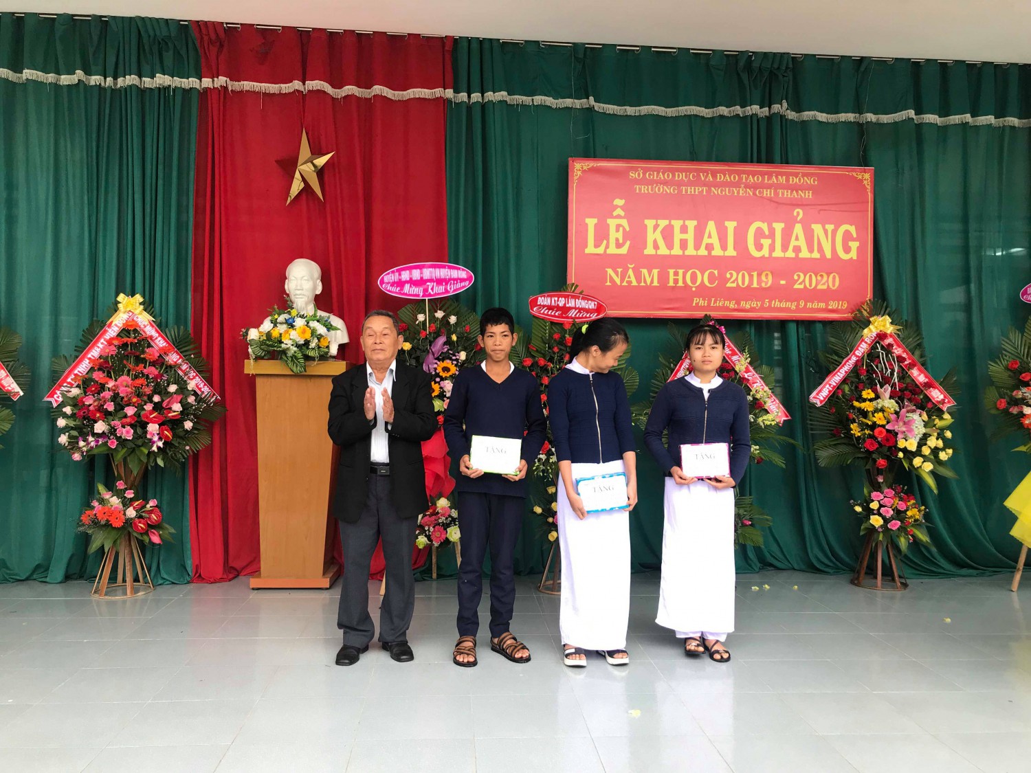 Hình ảnh tặng quà