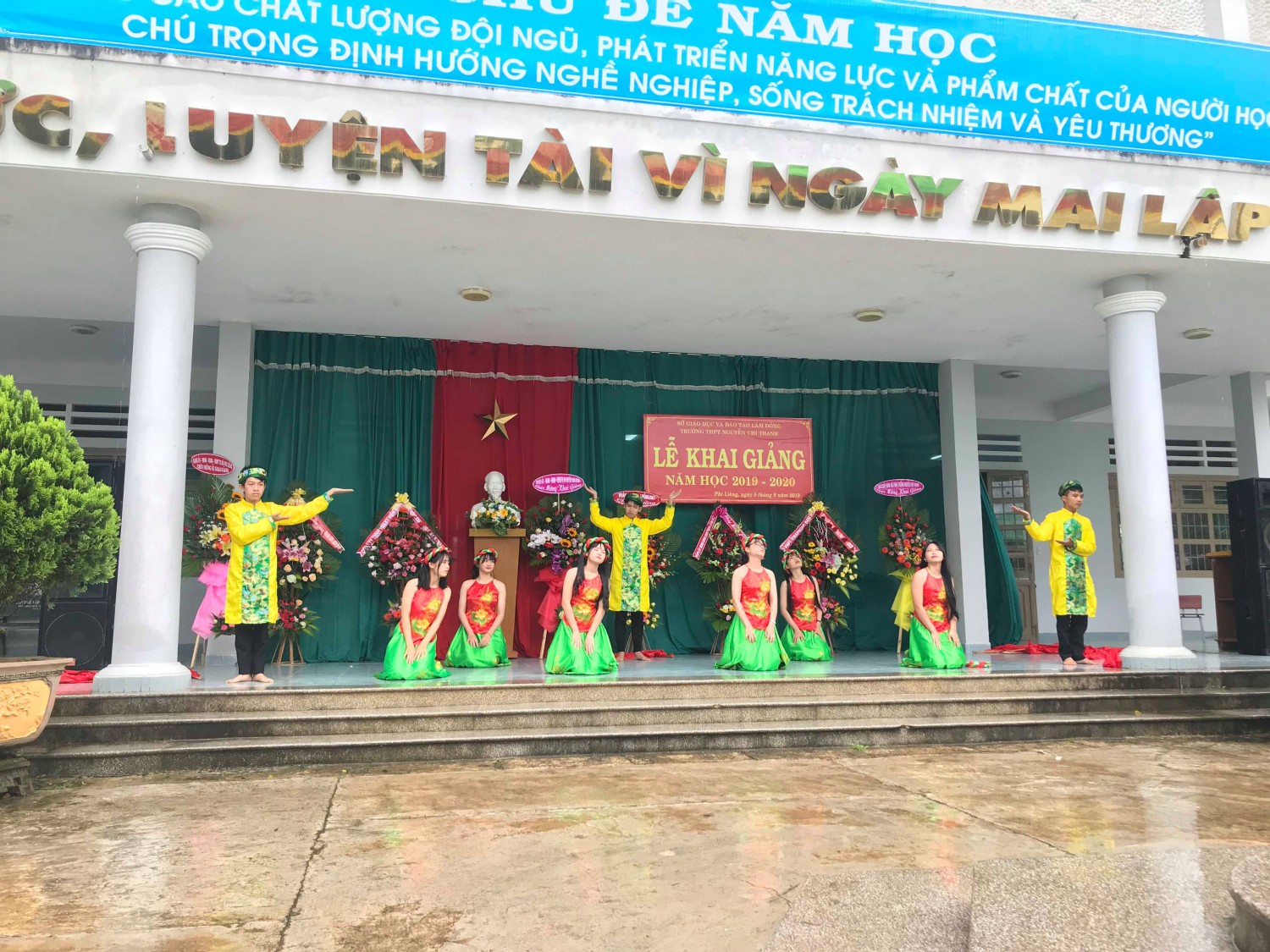 Văn nghệ chào mừng lễ khai giảng
