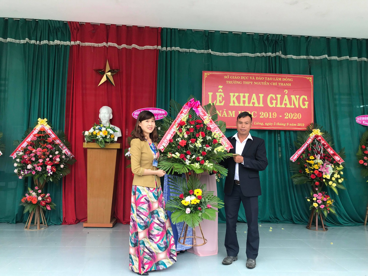 BGH nhận hoa chúc mừng