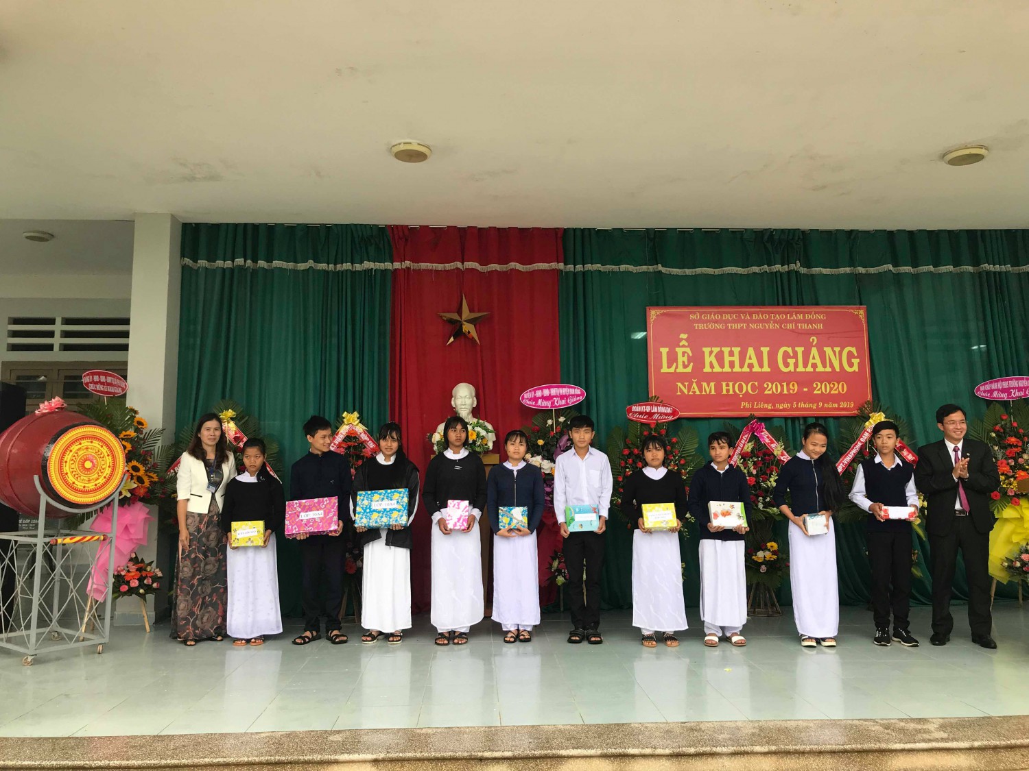 Hình ảnh tặng quà