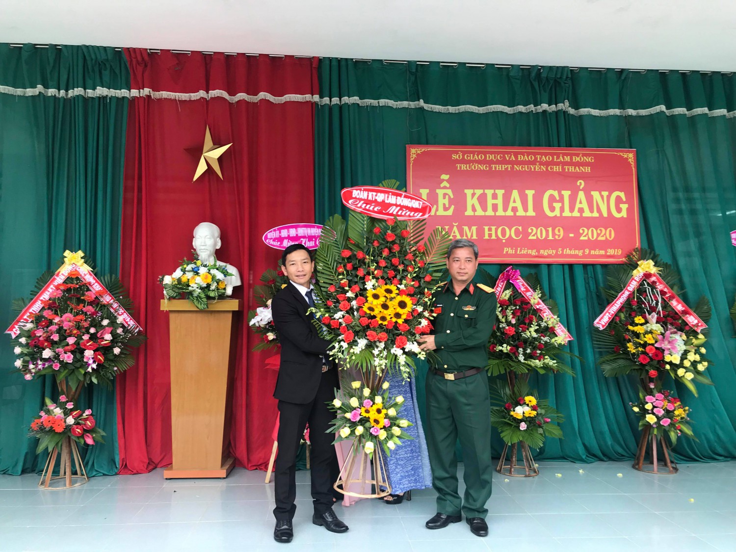 BGH nhận hoa chúc mừng