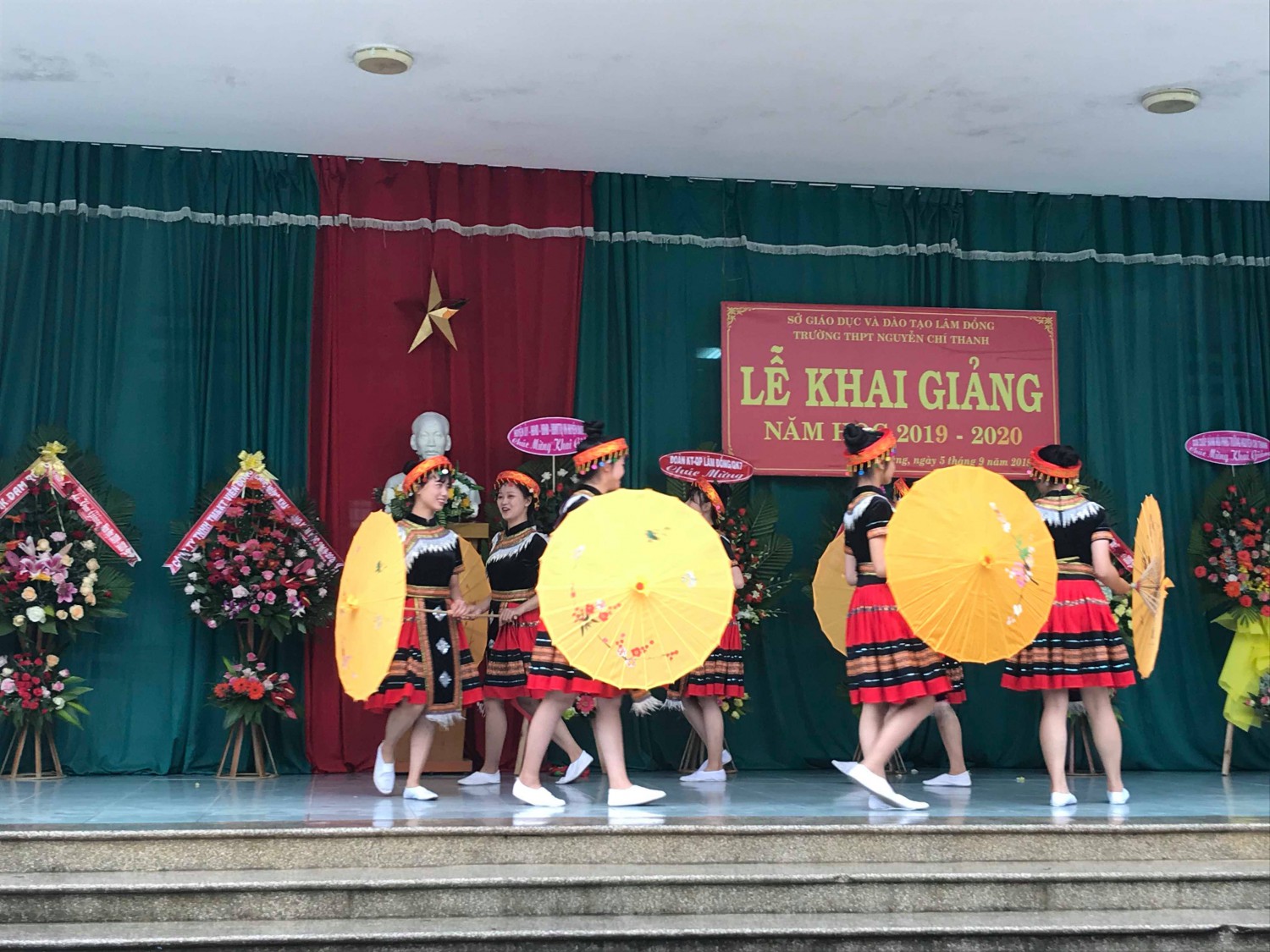 Văn nghệ chào mừng lễ khai giảng
