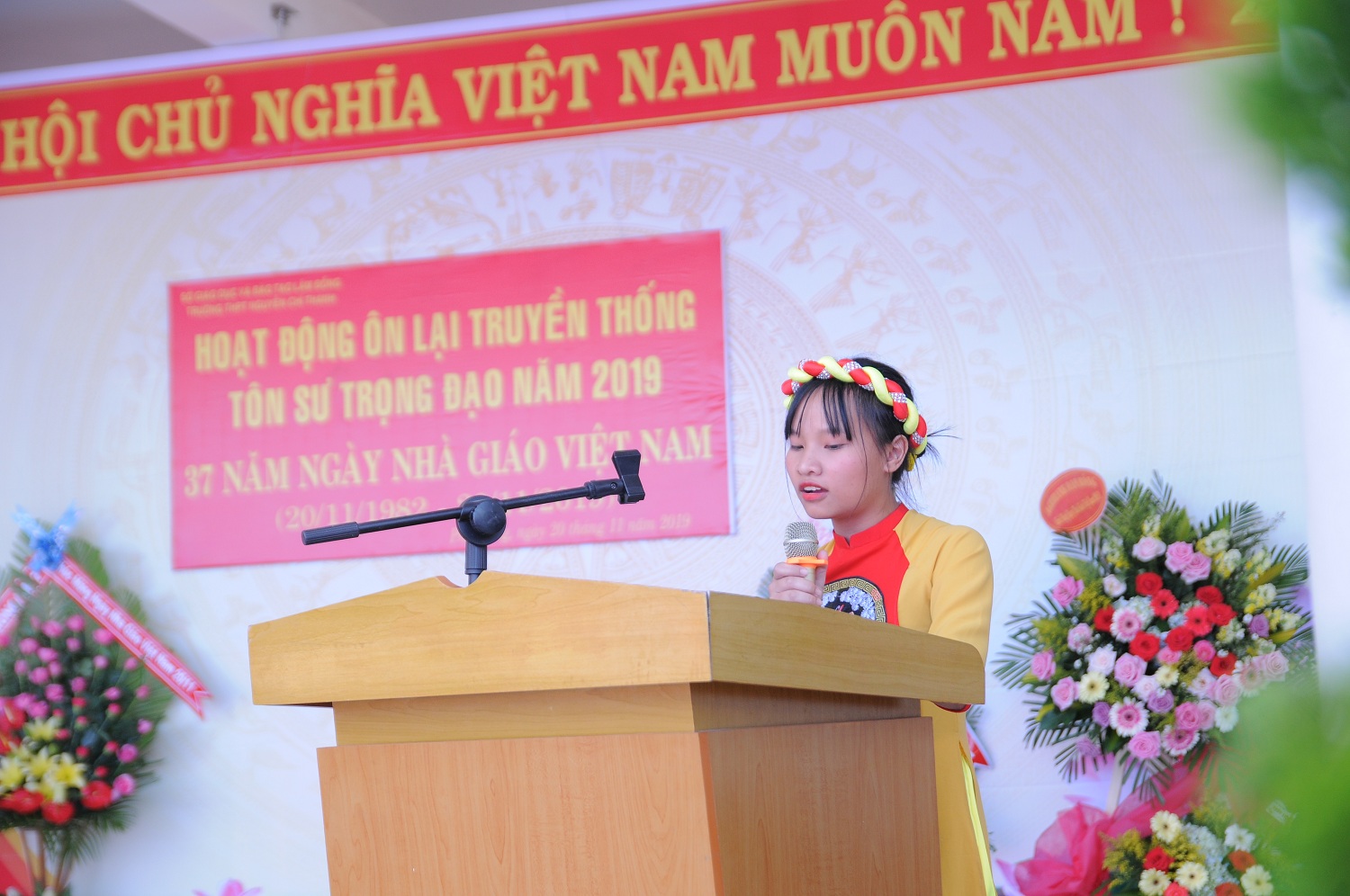 Em .... lớp 12A4 thay mặt hơn 468 học sinh gửi lời chúc mừng và tri ân thầy cô