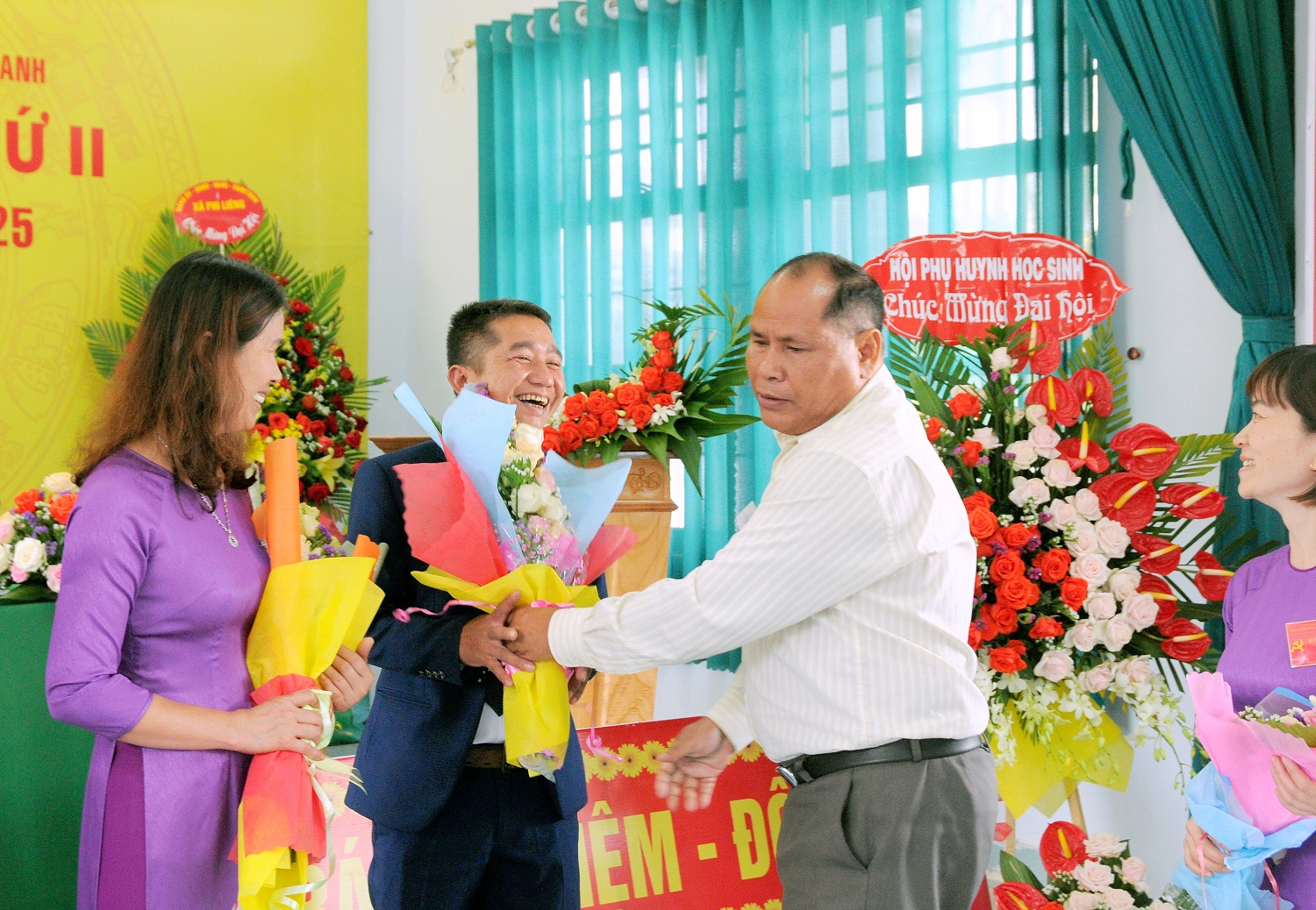 Đại biểu tặng hoa chúc mừng các đồng chí