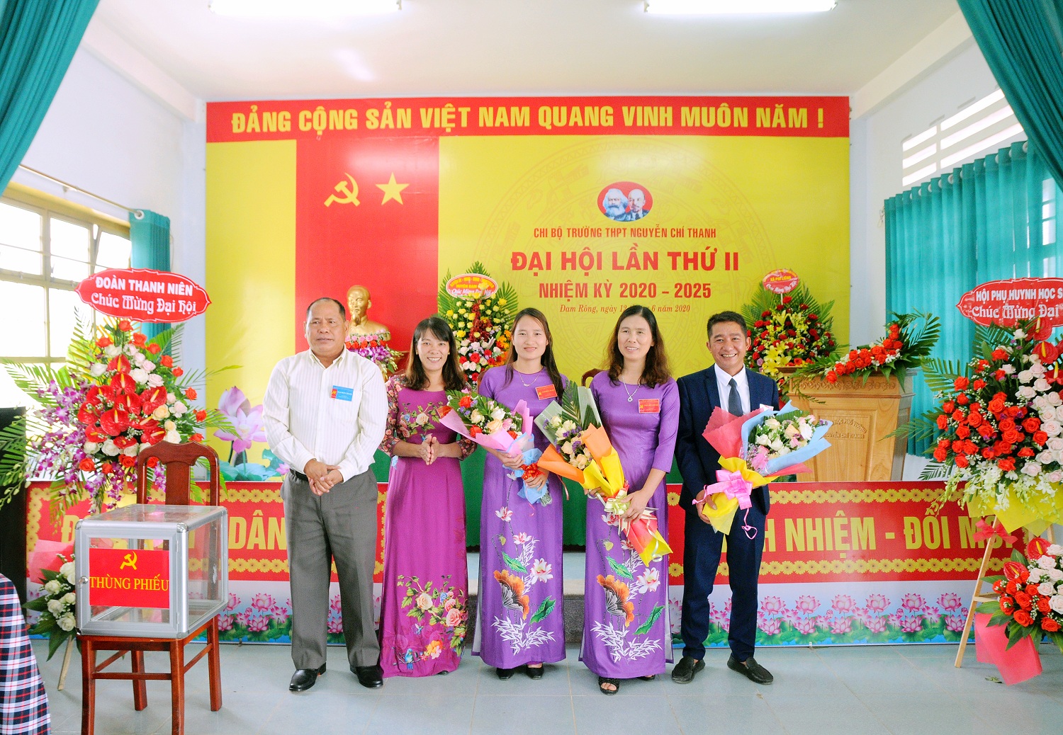 Đại biểu tặng hoa chúc mừng Ban chi ủy khóa mới