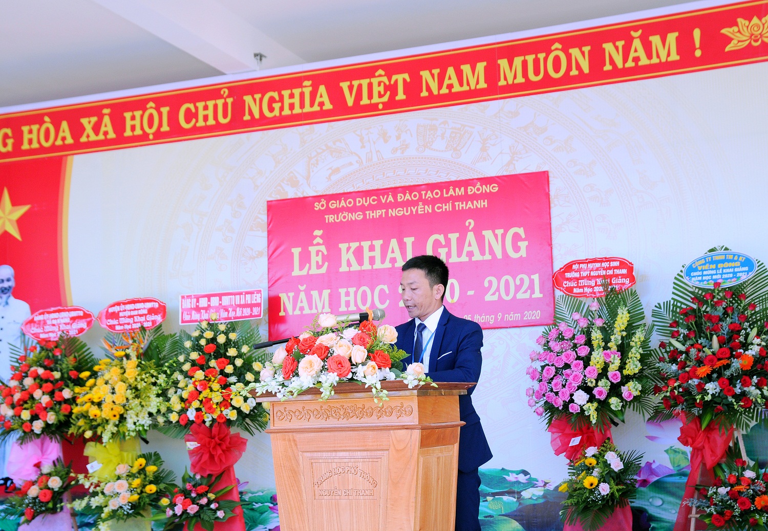 Thầy Đinh Công Uân - Pho hiệu trưởng nhà trường đọc thư chúc mừng của Tổng bí thư, Chủ tịch nước