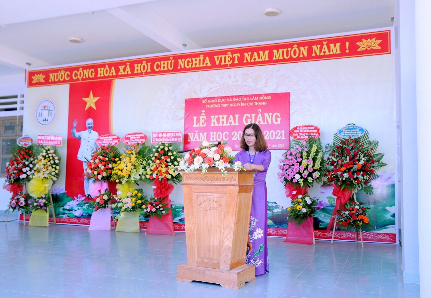 Cô Lê Thị Thu Hằng - Bí thư chi bộ - Hiệu trưởng nhà trường