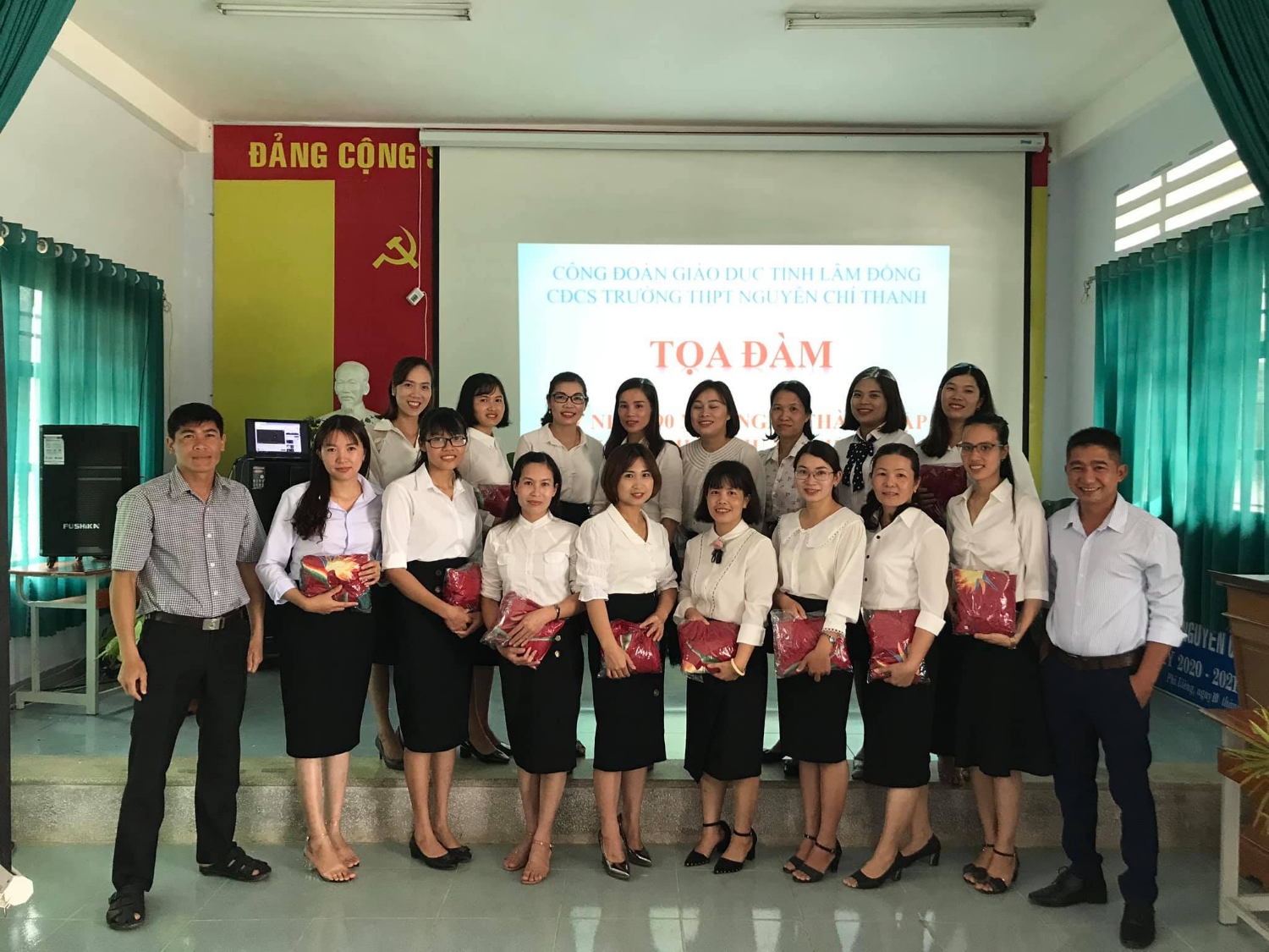 Đại diện BCH công đoàn nhà trường tặng hoa và quà cho các ccoong đoàn viên nữ trong trường