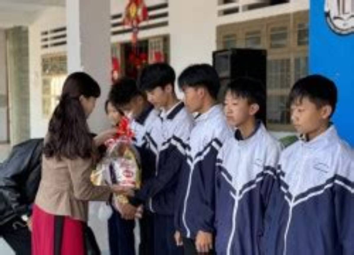 Chương trình trao quà Tết & Thi trang trí ngũ quả