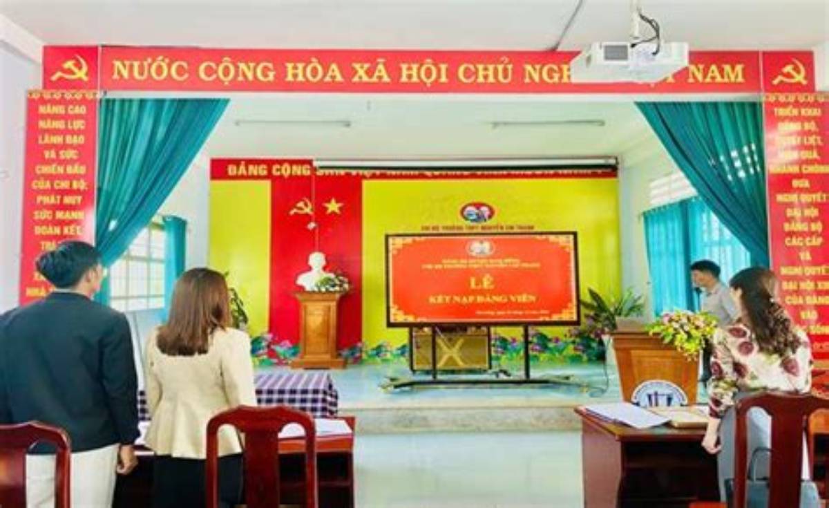 TRƯỜNG THPT NGUYỄN CHÍ THANH TỔ CHỨC KẾT NẠP ĐẢNG VIÊN MỚI NĂM 2024
