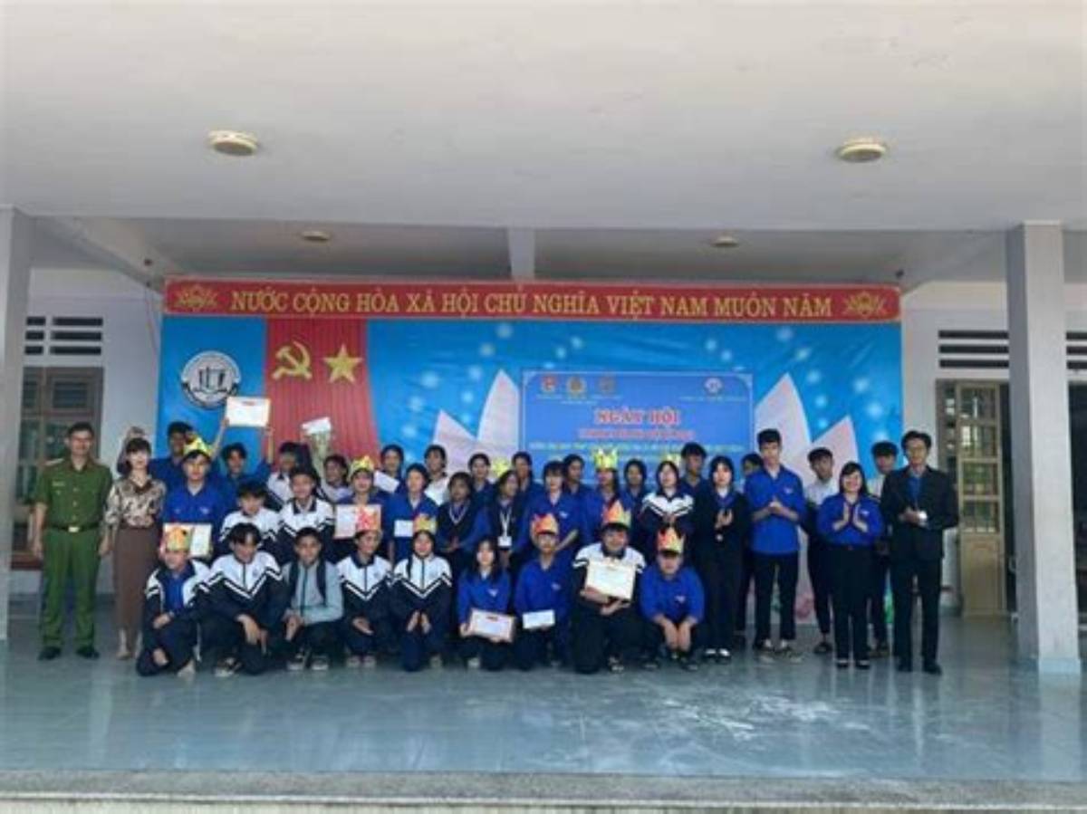 TRƯỜNG THPT NGUYỄN CHÍ THANH HƯỞNG ỨNG NGÀY PHÁP LUẬT NƯỚC CỘNG HÒA XÃ HỘI CHỦ NGHĨA VIỆT NAM 9/11