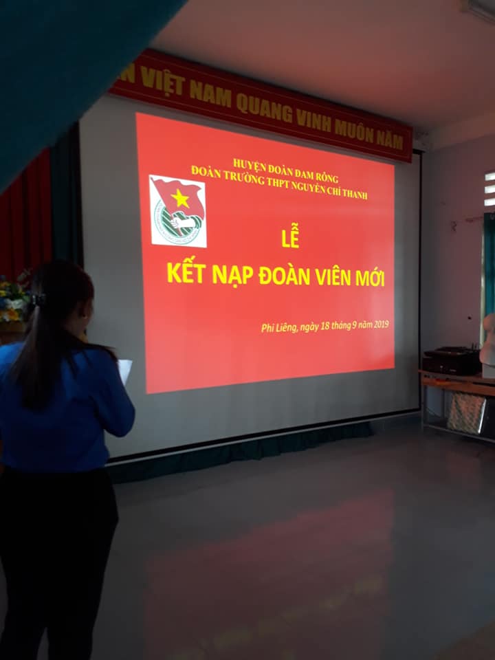 Đoàn trường THPT Nguyễn Chí Thanh long trọng tổ chức kết nạp đoàn cho đoàn viên - thanh niên năm học 2019 - 2020