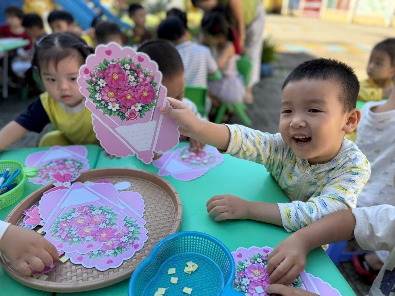 Trẻ mầm non Lâm Đồng gửi yêu thương nhân Ngày Phụ nữ Việt Nam 20/10